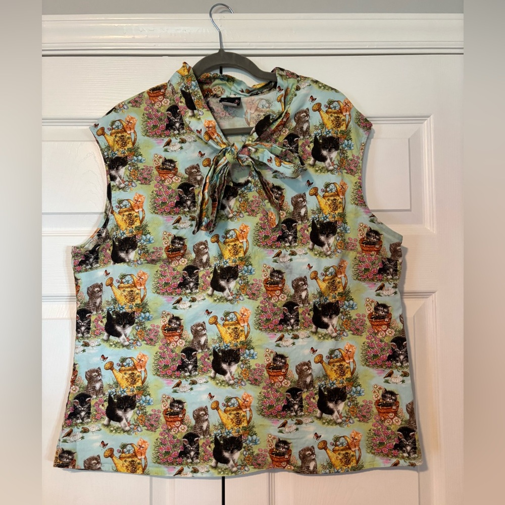 Sleeveless bowtie shirt, kitten planter print, 2X
